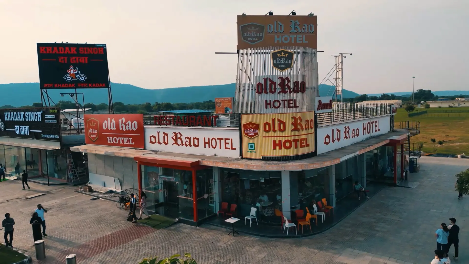 Pinan site food court with amenities on the Delhi Mumbai Expressway